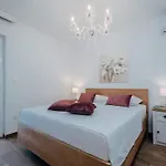 Sandra *
